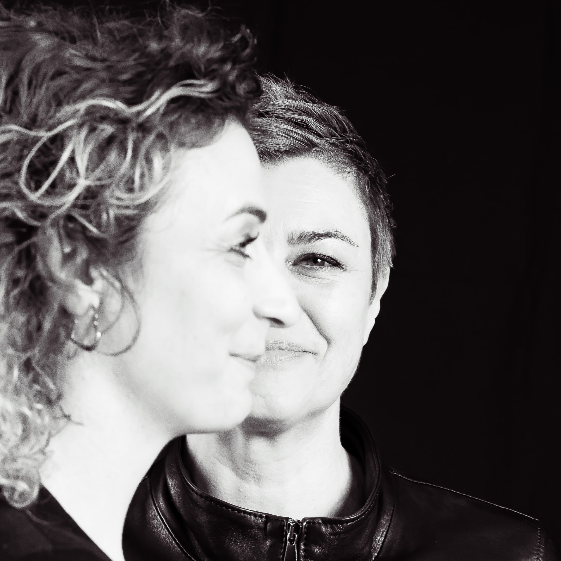 Twee vrouwen in zwart-wit portret