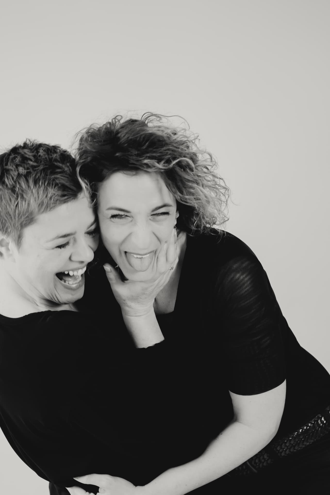 Twee vrouwen lachen samen